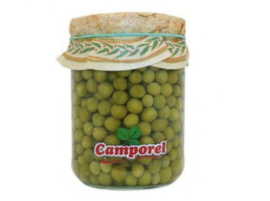 Pimientos asados con salchichas de pollo frescas y guarnición de guisantes.